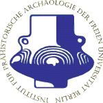 Rundes Logo: Blaue Vase mit Schriftzug Institut für Prähistorische Archäologie der Freien Universität Berlin