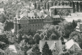 Schwarz-Weiß-Foto: Blick auf das Gebäude Boltzmannstr. 3