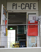 Foto: Eingang zum PI-Café