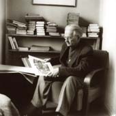 Schwarz-Weiß-Foto von Edwin Redslob sitzend vor Bücherregal