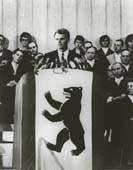 Schwarz-Weiß-Foto von Robert Kennedy im Auditorium maximum der FU