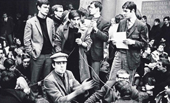 Schwarz-Weiß-Foto: Nevermann, Dutschke und andere beim zweite Sit-in an der FU