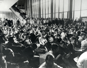 Schwarz-Weiß-Foto: Sit-in im Henry-Ford-Bau