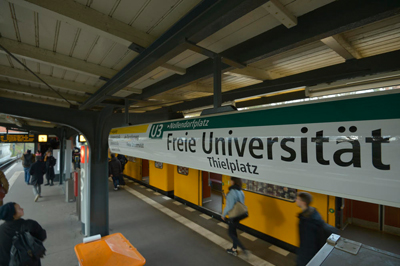 Foto: Schild am U-Bahnhof Freie Universität/Thielplatz
