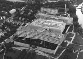 Schwarz-Weiß-Foto: Das Klinikum Steglitz aus der Luft