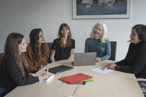 Die fünf Mitarbeiterinnen der Stabsstelle Diversity bei einer Besprechung an einem runden Tisch