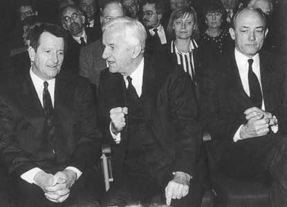 Schwarz-Weiß-Foto:  Heckelmann, von Weizsäcker und Fricke bei 40-Jahr-Feier