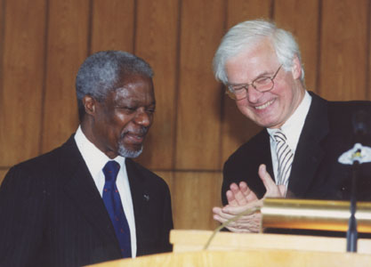 Foto: Kofi Annan und Peter Gaehtgens vor dem Rednerpult im Auditorium maximum