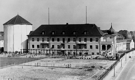 Schwarz-Weiss-Foto vom Gebäude Boltzmannstraße 20