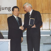 Foto: Peter Gaehtgens begrüßt Kim Dae-jung, den Präsidenten der Republik Korea