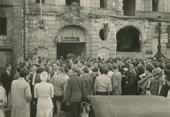 Schwarz-Weiß-Foto: Protestversammlung am Hotel Esplanade