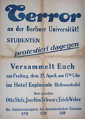 Schwarz-Weiß-Foto: Plakat zur Protestversammlung am Hotel Esplanade