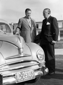 Schwarz-Weiß-Foto: Henry Ford II und Paul G. Hofmann in Berlin