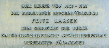 Schwarz-Weiß-Foto: Gedenktafel Fritz Karsen