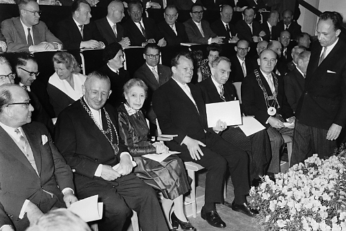 Schwarz-Weiß-Foto: Meitner, Brandt, Hahn, Schenck und Kniehahn bei der Einweihung des HMI