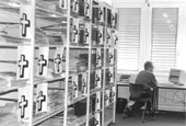 Schwarz-Weiß-Foto: Kreuze für die Abbestellungen im Zeitschriftenlesesaal des OSI