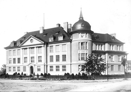 Schwarz-Weiß-Foto des Otto-Hahn-Baus