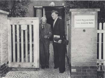 Schwarz-Weiß-Foto: Friedrich Meinecke vor dem nach ihm benannten Institut