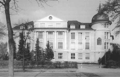 Schwarz-Weiß-Foto des Otto-Hahn-Baus