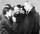 Schwarz-Weiß-Foto: Eberhard Lämmert im Gespräch mit Angehörigen der Universität Peking