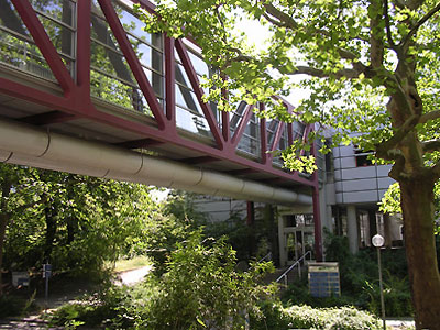 Foto: Die ülberdachte Brücke, die die Trakte des Physik-Gebäudes verbindet