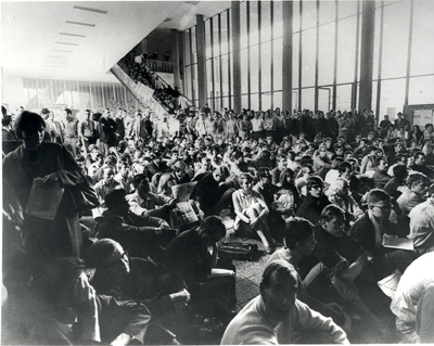 Schwarz-Weiß-Foto: Sit-in im Henry-Ford-Bau