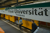 Schild im U-Bahnhof Thielplatz