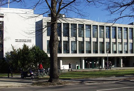 Foto des Eingangs zur Universitätsbibliothek