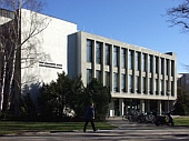 Foto des Eingangs zur Universitätsbibliothek