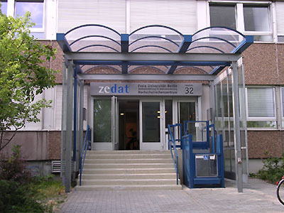 Foto des Eingangs zur ZEDAT