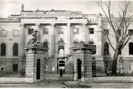 Schwarz-Weiß-Foto der zerstörten Berliner Universität